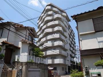 敷地の南側には一戸建てが中心に立ち並んでいます。