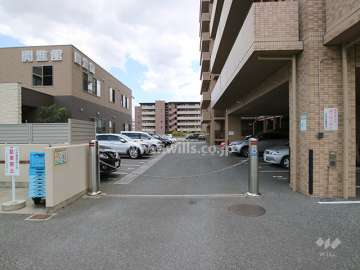駐車場入り口はロボットゲート付きです。