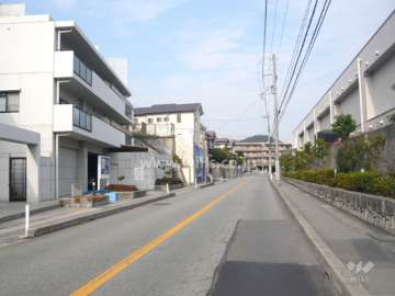 敷地東側の前面道路。目の前に『コープ　甲陽園』があります。