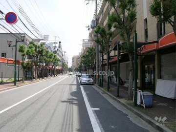 敷地北側は2車線の通りに面し、1階部分には店舗が入っています。