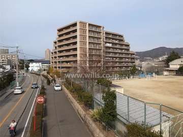 敷地の東側は末広小学校、南側は二車線のバス通りに面しています。