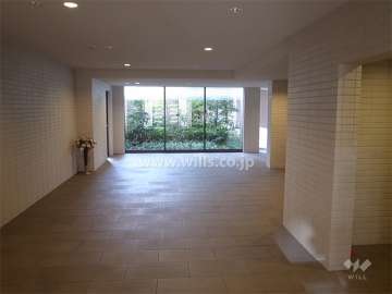 坪庭に面したエントランスホール