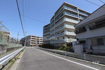 敷地西側の前面道路