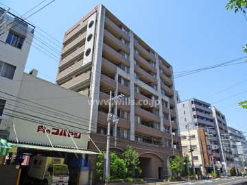 クレストコート江坂の外観（南東側から）