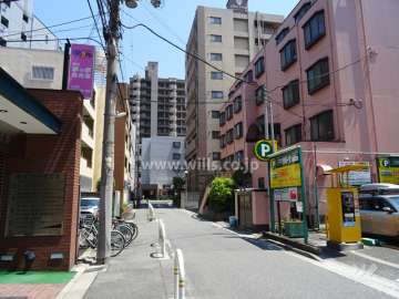 敷地北側の前面道路（西側から）