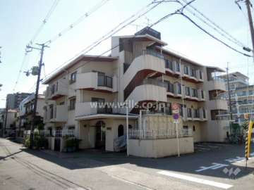 周辺は、マンションと一戸建てが混在する区画の整った住宅地です。