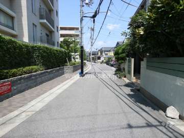 物件の東側前面道路（南側から）