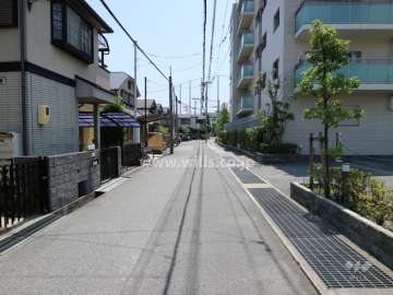 物件の東側前面道路（北側から）