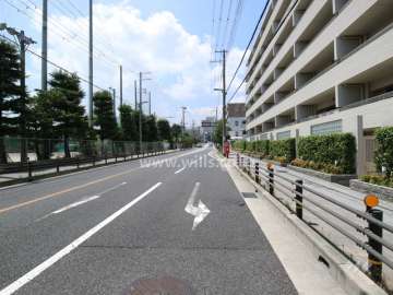 物件の南側前面道路（東側から）