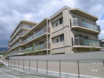 アクシアス宝塚小林の外観（南東側から）