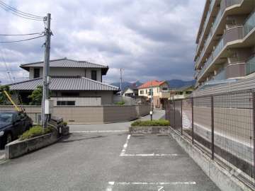 敷地の南側は、水路と道路があります。
