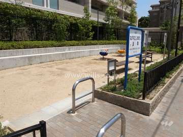 敷地南側に隣接して小さな公園があります。