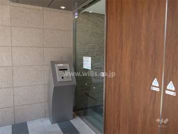 エントランスはオートロック付きです。