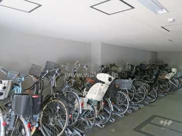 屋内に設けられた駐輪場