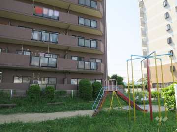 敷地北東側に隣接して公園があります。