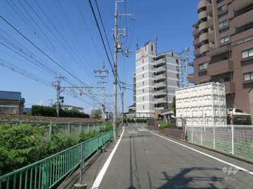 敷地の南西側前面道路。道を挟んで阪急京都線が走っています。