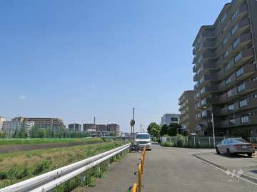 敷地の東側前面道路。大正川に面しています。