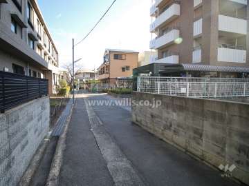 敷地北側の前面道路（西側から）