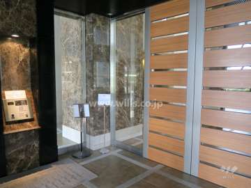 エントランスはオートロック付きです。