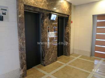 エレベーターはモニター付きです。