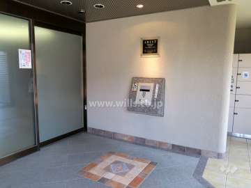 エントランスはオートロック付きです。宅配ボックスもあります。