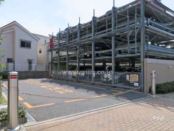 敷地内駐車場（屋外機械式）出入り口はロボットゲート付きです。