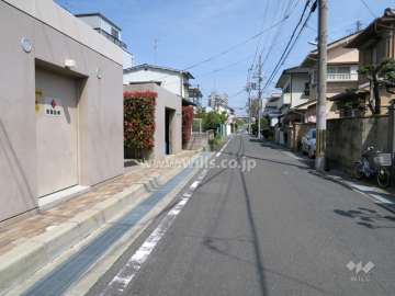 敷地南側の前面道路。一本中へ入ると静かな住宅街になっています。
