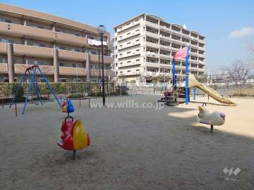 敷地に隣接して『畑田町第三児童遊園』がありまうs。