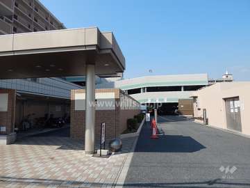 エントランス横は車寄せスペース