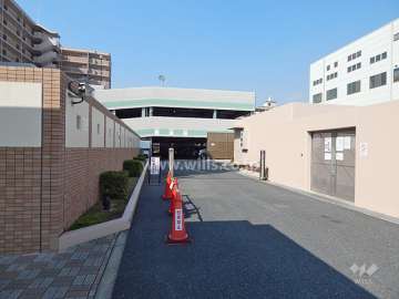 駐車場の出入り口（ロボットゲート付き）