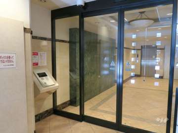 エントランスはオートロック付きです。