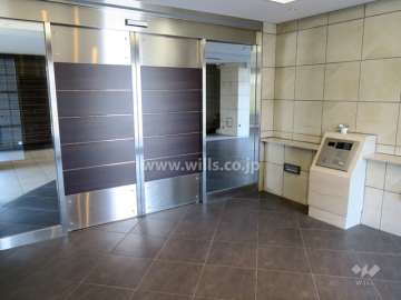 エントランスはオートロック付きです。