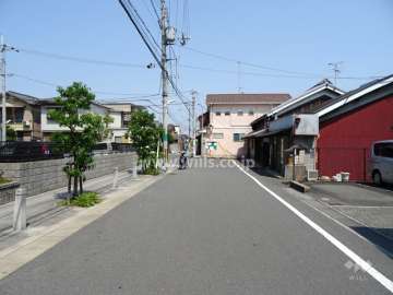 敷地の南側の前面道路