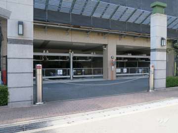 敷地内駐車場（屋内機械式）出入り口はロボットゲート付きです。