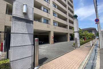 駐車場の出入口（ロボットゲート付き）