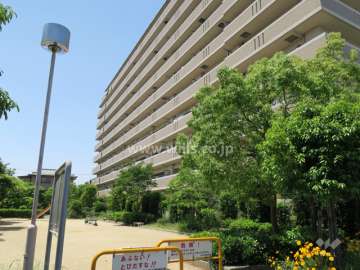 敷地南東側に公園が隣接しています。