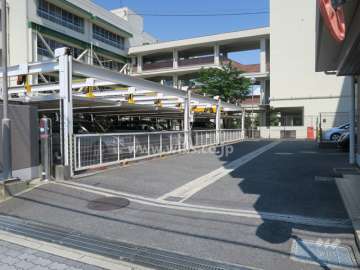 敷地内駐車場(屋外機械式)出入り口はロボットゲート付きです。