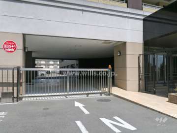 敷地内駐車場の出入り口はゲート付きです。