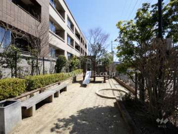 敷地に隣接して公園があります。