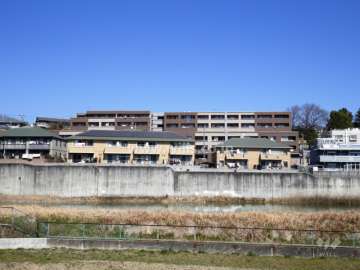 グランドメゾン茨木北春日丘の遠景。周辺は第1種低層住居専用地域内の住宅地です。