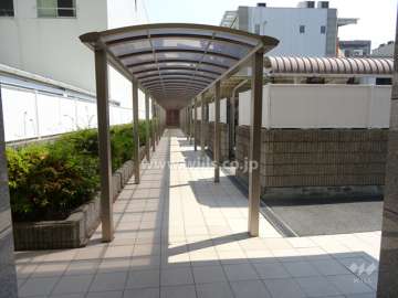 商店街のエントランスから続く通路