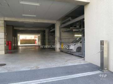 敷地内駐車場（屋内機械式）出入り口はロボットゲート付きです。