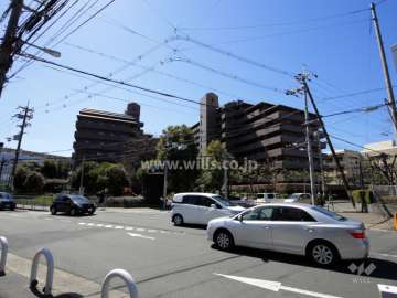 敷地の北東側には二車線のバス通りが走っています。