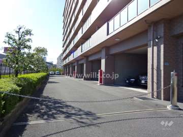 敷地内駐車場（屋内平面式）出入り口はロボットゲート付きです。