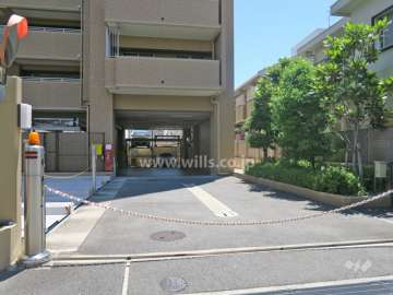 敷地内駐車場（屋内機械式・屋外機械式）出入り口はロボットゲート付きです。