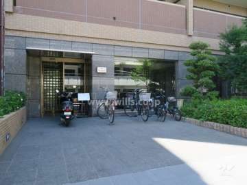 1階には店舗が入っています。