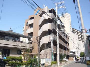 ユニーブル逆瀬川の外観（南東から）