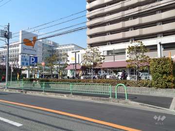 棟内に店舗部分があります。