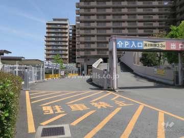 敷地内駐車場の出入り口はロボットゲート付きです。