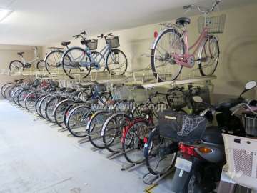 屋内に設けられた駐輪場